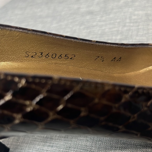 Stuart Weitzman BROWN PATENT SNAKE CLASSIC HEEL PUMPS - Picture 10 of 10